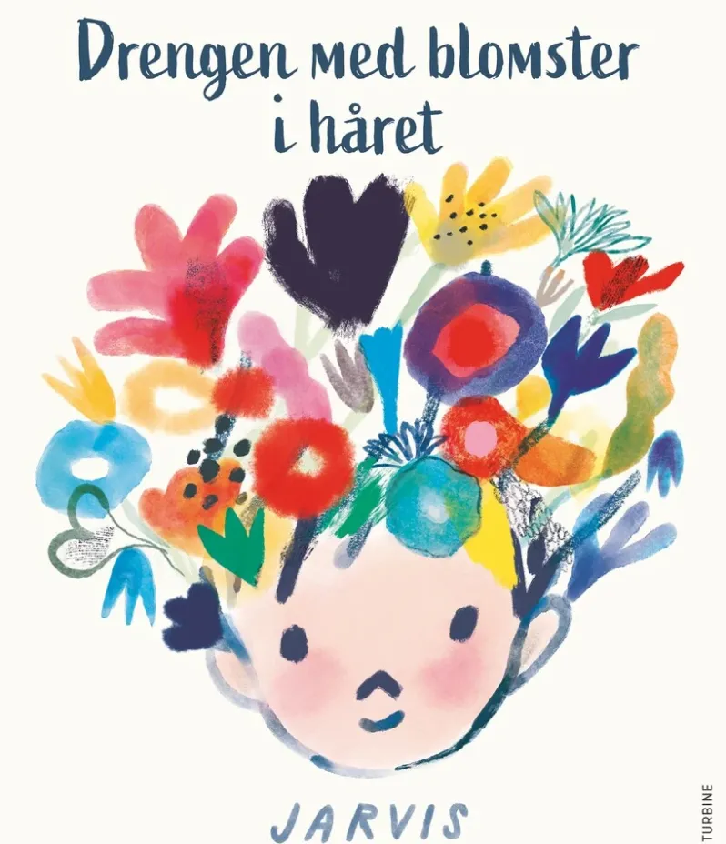 Drengen med blomster i håret