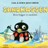 Sandkassen. Bror bygger et sandslot