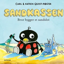 Sandkassen. Bror bygger et sandslot